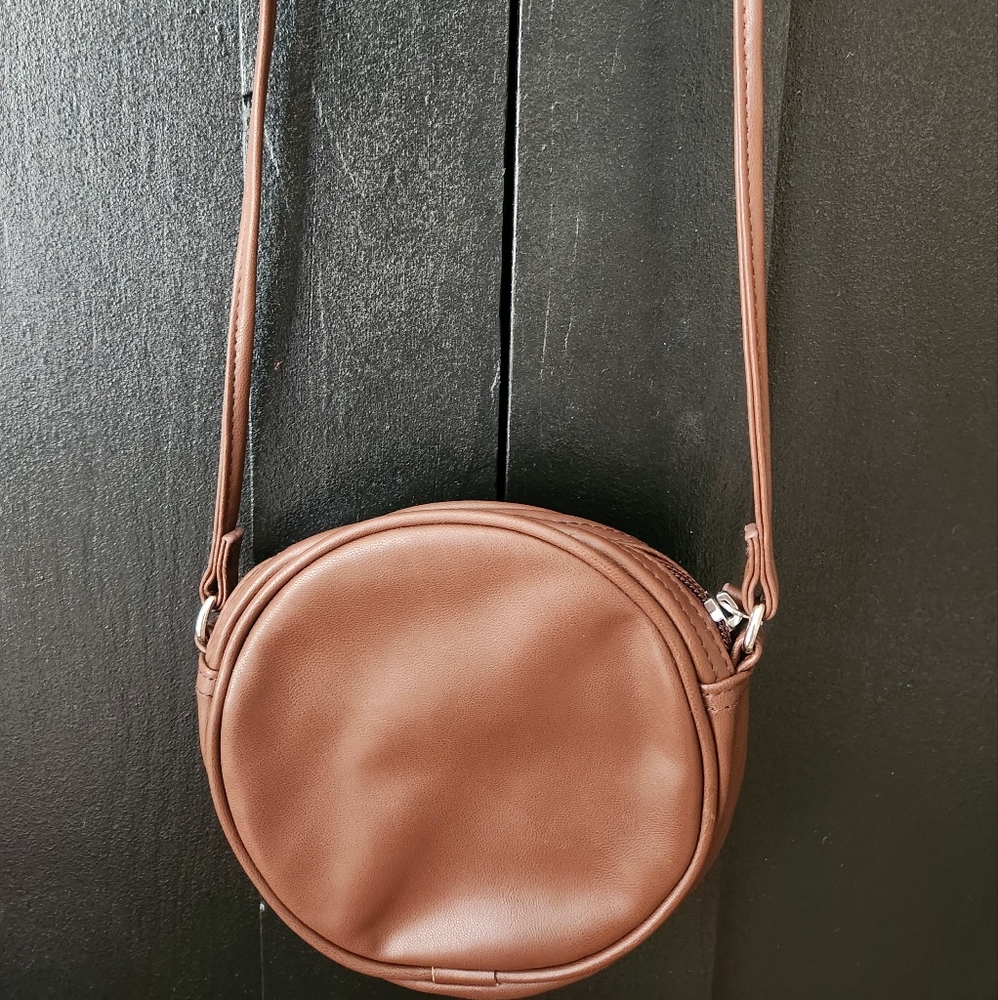 No Boundaries circle crossbody in brown